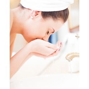 Dollarphotoclub_WomanWashingFace285